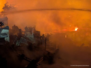Bangladesh: Incendiu în una dintre cele mai mari mahalale din capitală, unde locuiesc aproximativ 80.000 de oameni / Deocamdată nu există infirmaţii cu privire la victime / UNICEF coordonează acordarea de sprijin - FOTO