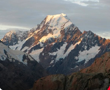 Doi alpinişti au murit în urma unei căderi de pe cel mai înalt vârf din Noua Zeelandă / Unul dintre ei era ghid montan calificat la nivel internaţional