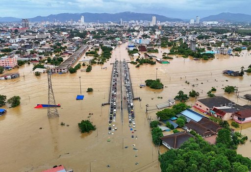 Inundaţii record în Thailanda, unde s-au înregistrat precipitaţii care apar ”o dată la 300 de ani” / Cel puţin 18 persoane au murit / Multe persoane sunt blocate în mijlocul apelor în creştere / Armata coordonează eforturile de salvare - FOTO