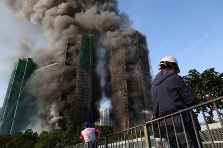 UPDATE-Cel puţin patru morţi la Hong Kong, într-un complex rezidenţial de zgârie-nori devastat de un incendiu violent. Persoane blocate înăuntru. Două persoane cu arsuri grave, pompieri răniţi. Alerta, ridicată la nivelul 4