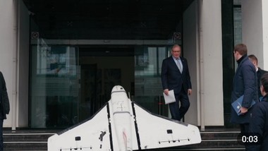 Ambasadorul agreat al Rusiei la Chişinău a fost convocat la MAE moldovean. La ieşire, a dat pe scări de epava dronei căzute marţi în R. Moldova. Reacţia diplomatului: „Voi credeţi în asta?” - VIDEO