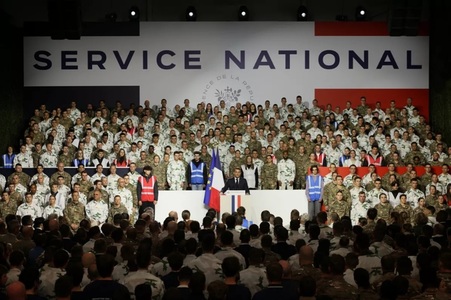 Macron relansează ”serviciul naţional” militar şi voluntar