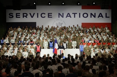 Macron relansează ”serviciul naţional” militar şi voluntar