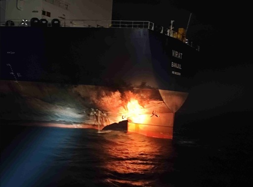 Unul dintre cele două petroliere ale flotei fantome ruse atacate vineri seara cu drone navale la Marea Neagră, în largul Turciei, atacat din nou sâmbătă. Echipajul celuilalt petrolier, evacuat în urma unei explozii, anunţă  Ankara