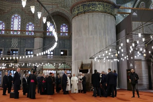 Leon al XIV-lea vizitează, în ciorapi, fără să se roage, Moscheea Albastră din Istanbul
