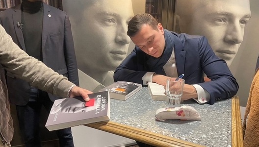 Jordan Bardella, ”agresat” în timp ce dădea dedicaţii pe cartea sa, ”Ce que veulent les Français”, la Moissac. Un septuagenar i-a zdrobit un ou pe cap. Bărbatul, reţinut