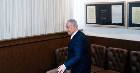 Netanyahu îi cere în mod oficial preşedintelui Israelului să-l graţieze în procesul de corupţie. Procesul, care durează de mai mulţi ani, ”sfâşie” Israelul, apreciază el