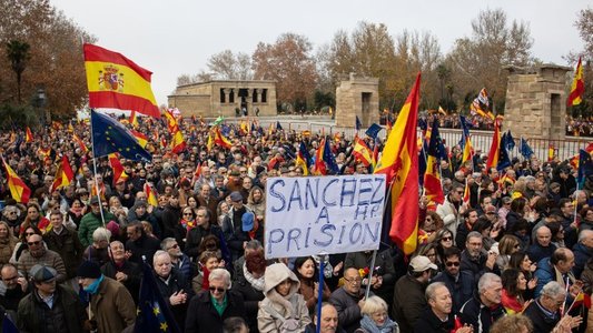 Spania: Zeci de mii de manifestanţi au cerut demisia lui Sanchez