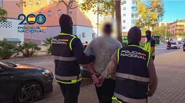 O celulă a grupării neonaziste americane ”The Base”, destructurată în Spania. Trei membri arestaţi, inclusiv liderul celulei, în contact cu fondatorul mişcării, americanul Rinaldo Nazzaro, instalat la St. Petersburg.  El îndemna la comiterea unor ”atacuri ţintite”