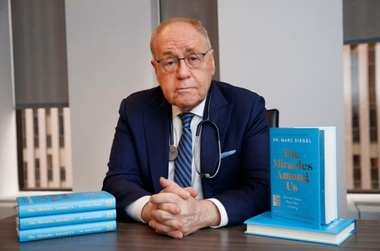 Trump promovează un medic foarte controversat, Marc Siegel, devenit cunoscut în timpul pandemiei covid-19 din cauza promovării hidroxiclorochinei împotriva SARS-CoV-2. ”Harul lui Dumnezeu joacă un rol în vindecare”