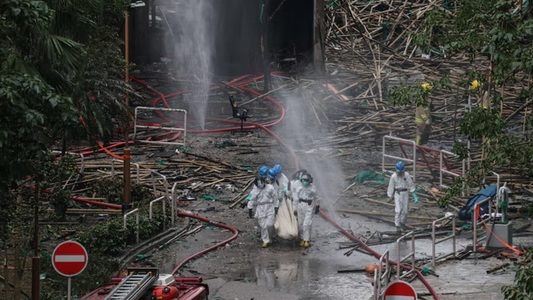 Liderul din Hong Kong promite „justiţie” în timp ce oficialii oraşului dau vina pe companiile de construcţii pentru utilizarea plaselor de protecţie de calitate inferioară / Numărul victimelor a ajuns la 151 de persoane, 30 în continuare dispărute