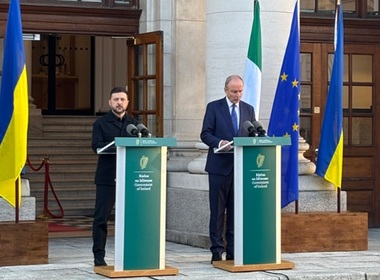Zelenski cere, la Dublin, sfârşitul războiului şi nu doar o ”pauză” în lupte. El acuză Rusia de folosirea negocierilor cu scopul de a ”slăbi sancţiunile” şi anunţă dezvăluiri ale spionajului ucrainean. Instalaţii gazifere ucrainene, avariate în atacuri ruse