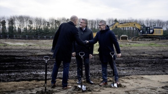 Ucraina lansează construcţia unei fabrici de armament, Fire Point Rocket Technology, în vestul Danemarcei, la Vojens. Instalaţia urmează să producă, din toamna lui 2026, propergol, un combustibil de rachetă şi dronă. Suedia îi donează 1,1 mld. coroane pen