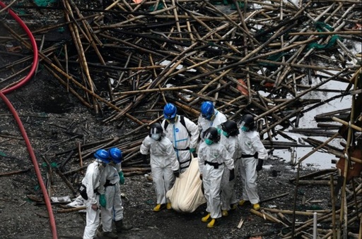 Bilanţul victimelor incendiului de la Hong Kong creşte la 159 de morţi. !40 de morţi au fost identificaţi, 49 de bărbaţi şi 91 de femei, cu vârste cuprinse între unul şi 97 de ani. 15 suspecţi arestaţi, dar şi persoane care cer răspunsuri şi să se facă dreptate