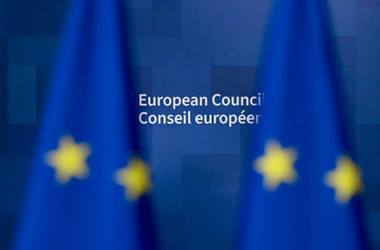 Acord în Uniunea Europeană asupra unei noi generaţii de organisme modificate genetic. ”Ne jucăm de-a ucenicii vrăjitori, le luăm consumatorilor libertatea de a alege”, ”aruncăm agricultorii în braţele marilor grupuri internaţionale”