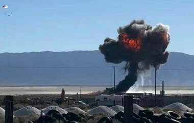 Un pilot american din escadronul de elită Thunderbirds se catapultează înainte ca avionul său se prăbuşească în Deşertul Mojave, în sudul Californiei