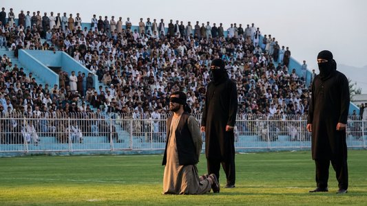 Talibanii l-au obligat pe un băiat de 13 ani să-l execute public pe ucigaşul familiei sale