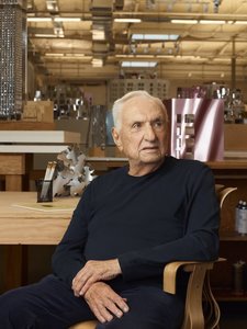 Legendarul arhitect Frank Gehry, cel care a proiectat Muzeul Guggenheim din Bilbao şi Fundaţia Louis Vuitton din Paris, a murit la vârsta de 96 de ani - FOTO