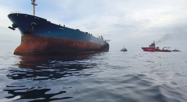 Bulgaria încearcă să salveze un petrolier rus sancţionat care a fost lovit de o dronă ucraineană şi care aproape a eşuat în apropierea coastei sale