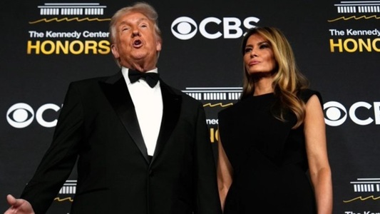 Trump, maestru de ceremonii la Kennedy Honors de la Kennedy Center, la Washington. Gloria Gaynor şi Sylvester Stallone, au primit o medalie aurită de la Tiffany în locul colierului în culorile curcubeului, ”vulgar”. Spectacolele drag queen, desfiinţate