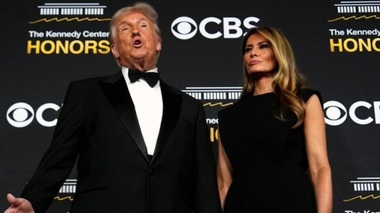 Trump, maestru de ceremonii la Kennedy Honors de la Kennedy Center, la Washington. Gloria Gaynor şi Sylvester Stallone, au primit o medalie aurită de la Tiffany în locul colierului în culorile curcubeului, ”vulgar”. Spectacolele drag queen, desfiinţate