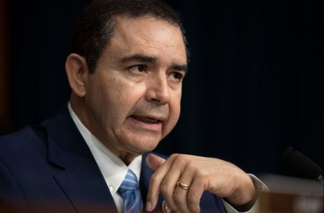 Trump îl acuză de lipsă de ”loialitate” pe Henry Cuellar, un reprezentant democrat din Texas, pe care l-a graţiat de corupţie şi spălare de bani, după ce acesta anunţă că urmează să candideze din partea democraţilor în acest stat în midterms. ”S-a termina