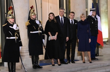 Croaţia semnează cu Franţa, într-o vizită a premierului Andrej Plenkovic la Paris, un contract de cumpărare a 18 tunuri de tip Caesar şi o scrisoare de intenţie în vederea modernizării a 12 avioane de tip Rafale