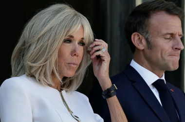Prima-doamnă a Franţei, sub tirul criticilor după ce a numit activistele feministe „proaste nenorocite”. Brigitte Macron a participat la spectacolul unui comediant acuzat de viol