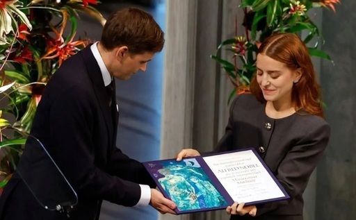 Comitetul Nobel îi cere lui Maduro să plece de la putere, la înmânarea Premiului Nobel pentru Pace fiicei opozantei venezuelene María Corina Machado. Opozanta anunţă într-o convorbire la telefon cu preşedintele Comitetului că se află pe drum, dar că soseşte după ceremonie