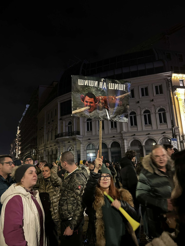 Mii de oameni s-au adunat din nou în Bulgaria pentru a cere demisia guvernului. Parlamentul votează joi o moţiune de neîncredere