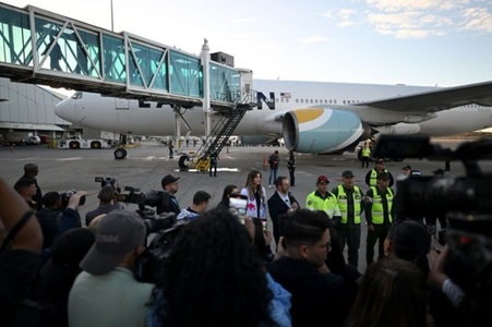 Administraţia Trump îşi cumpără o flotă de avioane pentru a expulza imigranţi fără acte. Este vorba despre şase avioane de tip Boeing 738, cumpărate cu 140 mil. $ de la o firmă specializată, Daedalus Aviation, dezvăluie The Washington Post