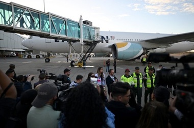 Administraţia Trump îşi cumpără o flotă de avioane pentru a expulza imigranţi fără acte. Este vorba despre şase avioane de tip Boeing 738, cumpărate cu 140 mil. $ de la o firmă specializată, Daedalus Aviation, dezvăluie The Washington Post