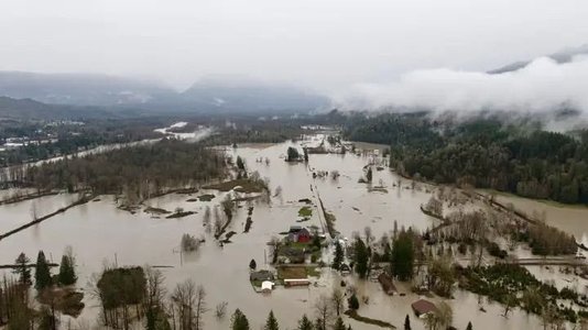 Ploile torenţiale au provocat inundaţii pe zone extinse, ducând la evacuarea oamenilor, în zona Pacific Nortwest