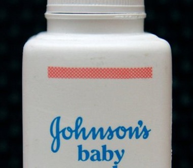 Johnson & Johnson, obligată să plătească 40 de milioane de dolari unor femei care au spus că talcul este de vină pentru cancer