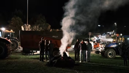 Fermierii din Franţa blochează autostrăzi şi împrăştie gunoi, nemulţumiţi că autorităţile au decis sacrificarea bovinelor în urma unor focare de dermatoză nodulară
