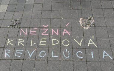 Slovacia intră în era protestelor denumite „Revoluţia cretei”. Cum s-a ajuns la un astfel de nume, în contextul în care ţara se teme de o revenire la trecutul autoritar

