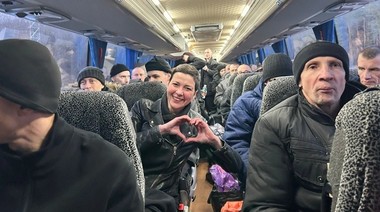 Lukaşenko îi eliberează pe laureatul Nobel Ales Bialiaţki şi alte personalităţi cheie ale opoziţiei din Belarus în cadrul unui acord cu SUA. Nouă dintre deţinuţii eliberaţi au ajuns în Lituania, iar 114 sunt duşi în Ucraina. Ce urmăreşte Washingtonul