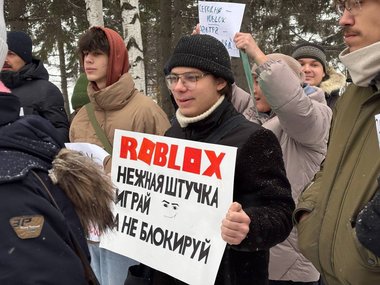 Rusia: Demonstraţie rară de nemulţumire publică la Tomsk. Oamenii au protestat faţă de interzicerea platformei de jocuri Roblox