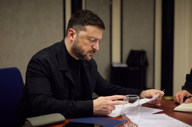 Zelenski a vorbit cinci ore la Berlin cu reprezentanţii SUA şi s-a oferit să renunţe la aderarea la NATO. Witkoff spune că „s-au înregistrat progrese semnificative”. Discuţiile vor continua luni