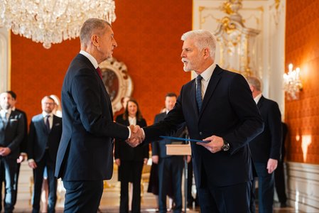 Guvernul lui Andrej Babis a fost învestit, consolidând aripa populiştilor de dreapta din UE. Preşedintele Petr Pavel îndeamnă coaliţia să recunoască beneficiile aderării la NATO şi la UE pentru Republica Cehă