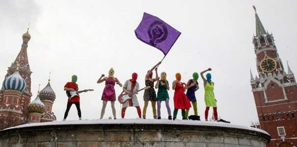 Trupa disidentă punk Pussy Riot, desemnată ”organizaţie teroristă” de un tribunal de la Moscova care-i ”interzice activitatea în Federaţia rusă”. ”Idioţii ăştia muncesc de ani de zile la asta, cel puţin din 2012”, denunţă Nadia Tolokonnikova 