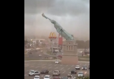 O replică a Statuii Libertăţii s-a prăbuşit într-o piaţă a unui oraş din Brazilia din cauza vântului puternic - VIDEO