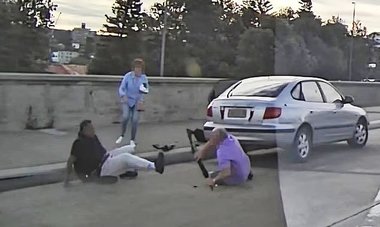 Eroi la Bondi Beach. Un bărbat şi un cuplu au murit încercând să-i oprească pe atacatori - VIDEO, FOTO