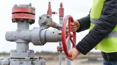 Parlamentul European adoptă, cu o largă majoritate, abandonarea gazelor naturale ruseşti în toamna lui 2027. ”Plătim în continuare aproape 40 de milioane de euro pe zi (Rusiei) şi finanţăm în continuare masacrele din Ucraina”. Acordul nu prevede o interzicere totală a achiziţiilor de petrol şi combustibil nuclear ruseşti