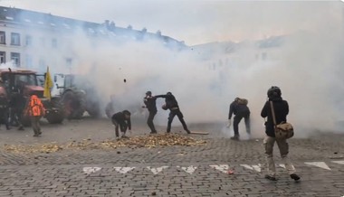 Situaţie tensionată la Bruxelles, unde poliţia foloseşte tunuri cu apă şi gaze lacrimogene împotriva fermierilor care protestează în timp ce se desfăşoară reuniunea liderilor UE - VIDEO