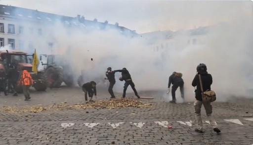 UPDATE - A fost haos în Piaţa Luxemburg din Bruxelles, unde poliţia a folosit tunuri cu apă şi gaze lacrimogene la un protest al fermierilor. Au fost prezente şi persoane mascate, care nu revendicau nicio afiliere la vreo federaţie agricolă - VIDEO, FOTO
