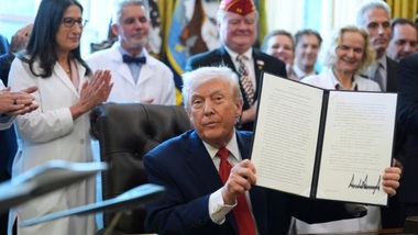 Donald Trump reclasifică marijuana, printr-un decret, drept un drog mai puţin periculos