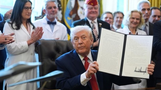 Donald Trump reclasifică marijuana, printr-un decret, drept un drog mai puţin periculos