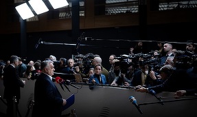 Şeful diplomaţiei poloneze Radoslaw Sikorski îi ”decernează” ironic o medalie a Ordinului Lenin lui Orban, care se laudă că a ”reuşit să îndepărteze riscul imediat al războiului” prin folosirea activelor ruse