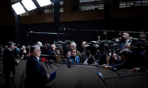 Şeful diplomaţiei poloneze Radoslaw Sikorski îi ”decernează” ironic o medalie a Ordinului Lenin lui Orban, care se laudă că a ”reuşit să îndepărteze riscul imediat al războiului” prin folosirea activelor ruse